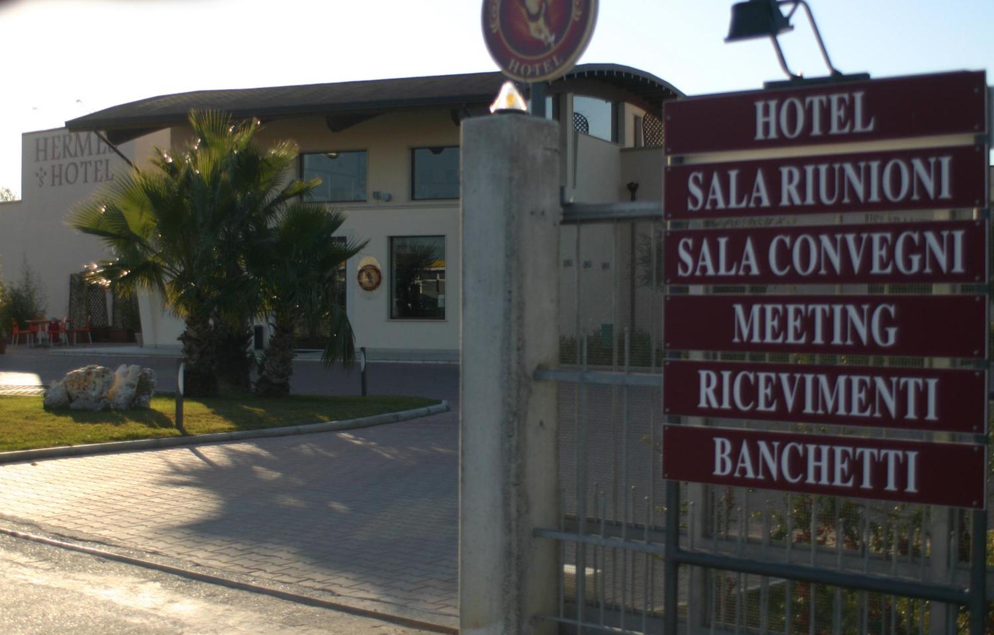 Hermes Hotel Policoro Eksteriør billede